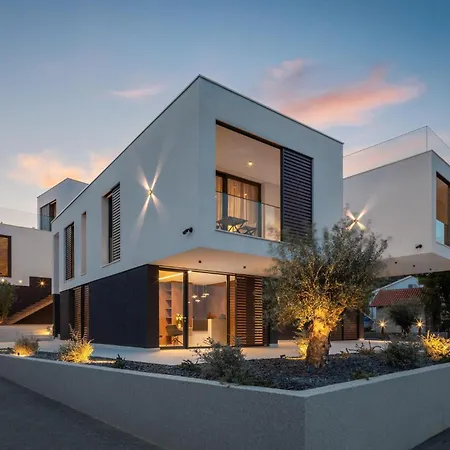 Lägenhet 2 Bedroom Lovely In Betina (Sibenik-Knin)