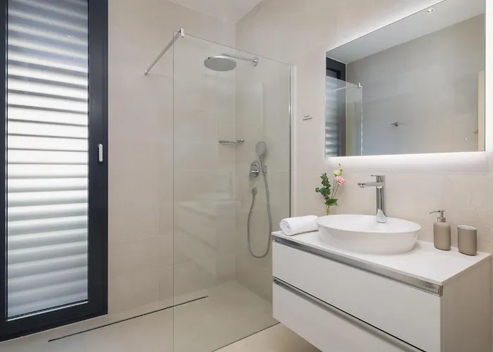 2 Bedroom Lovely In * Betina (Sibenik-Knin)