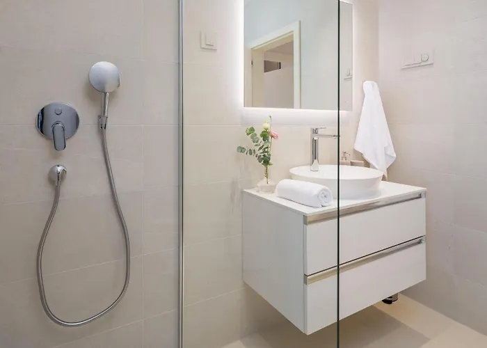 2 Bedroom Lovely In *